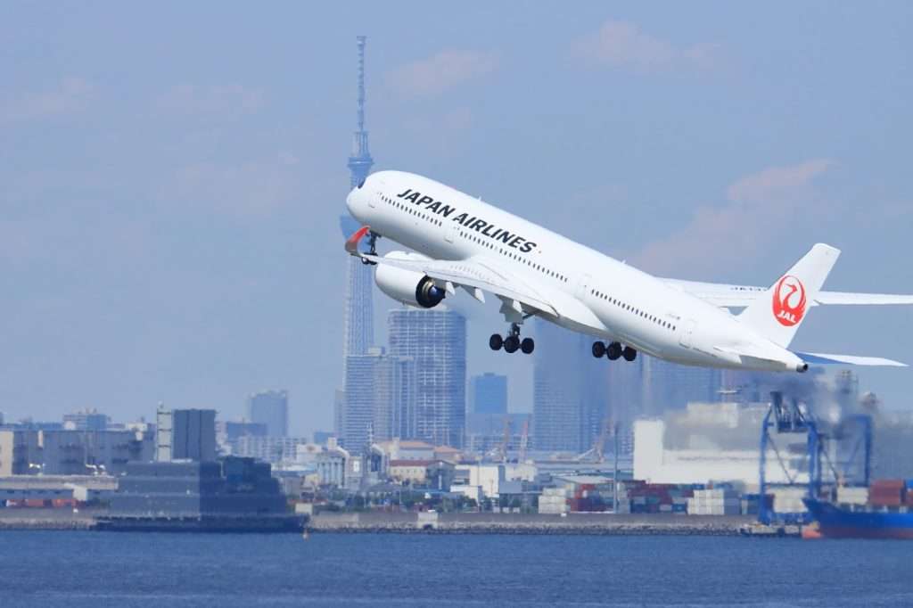 台風で飛行機が欠航になる確率はどのくらい？条件や欠航になるタイミング; 