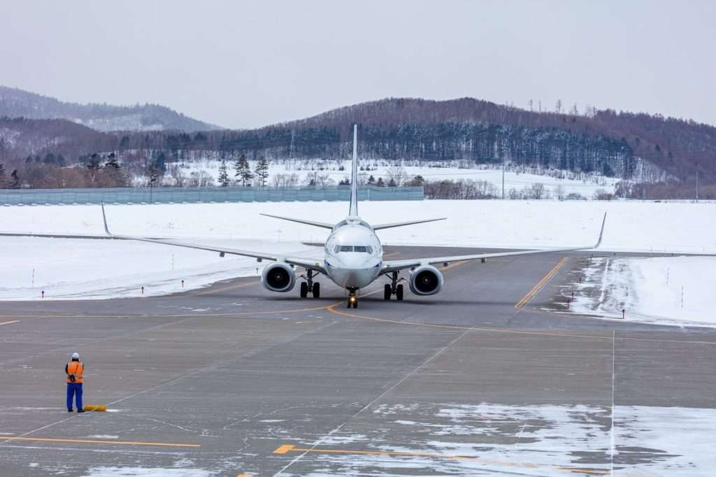 雪で飛行機が欠航になる条件は？確認方法やいつ決まるのかを解説！; 